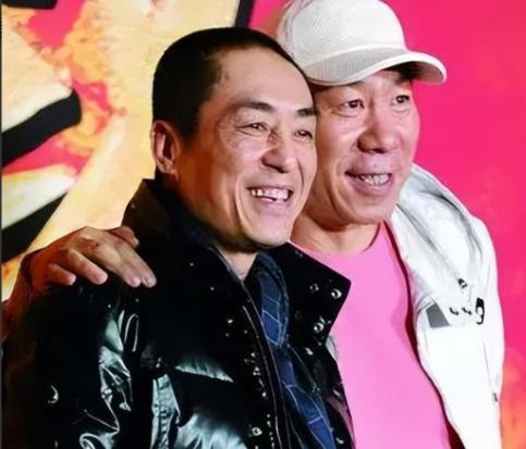 1997年，张艺谋父亲临终前，躺在在病床上告诫儿子：“你一定要小心一个人，你根
