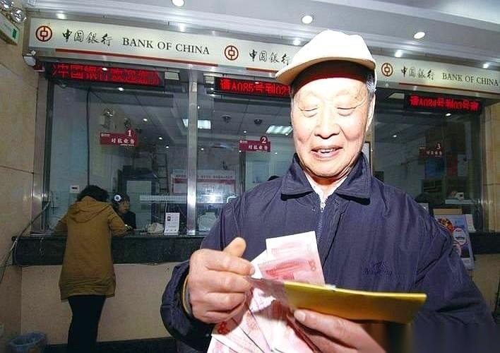 王大爷手里攥着七十万养老钱，硬是被儿子劝着，从银行取了出来。儿子三天两头上门，