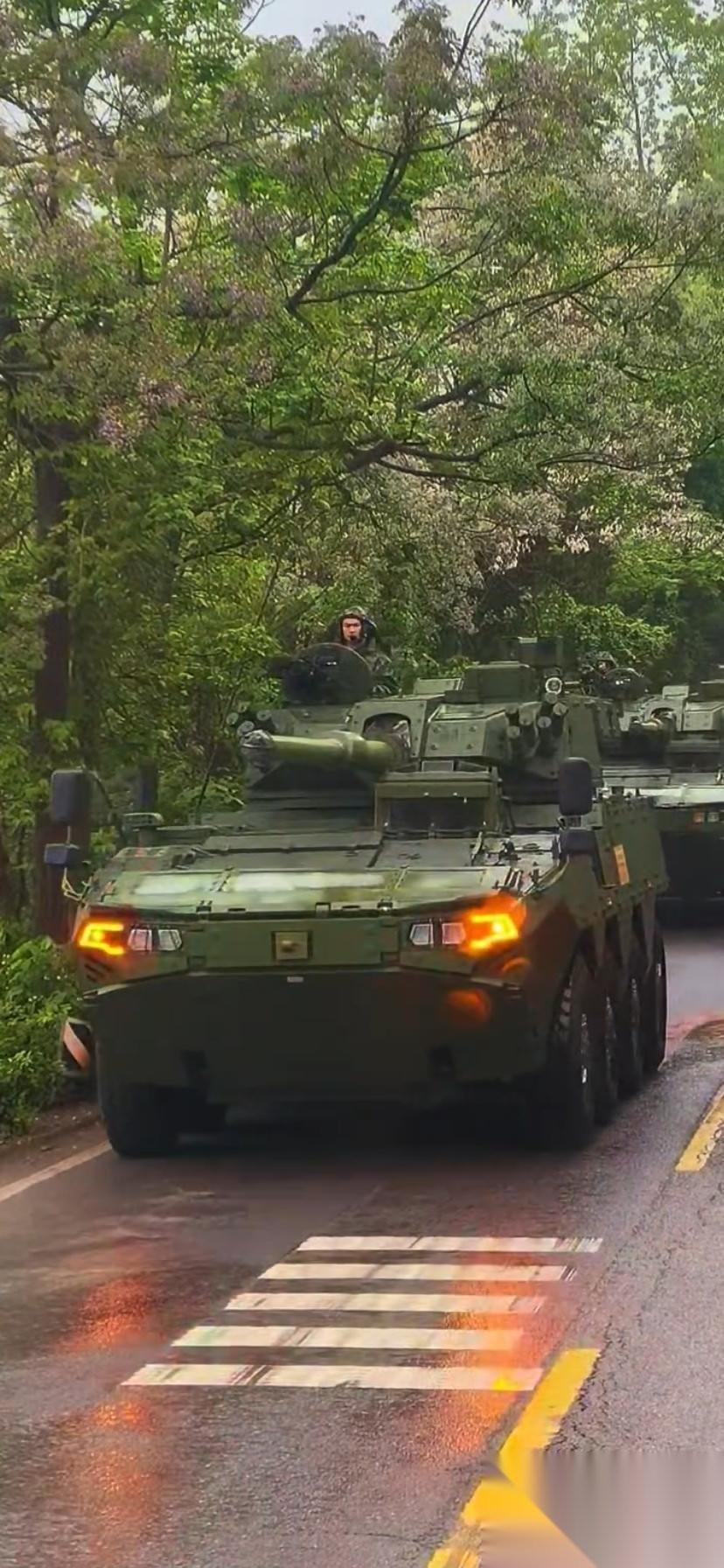 “新大八轮”（ZTL-198×8轮式突击炮）越来越多了嘛。这是陆军自用新一代轮