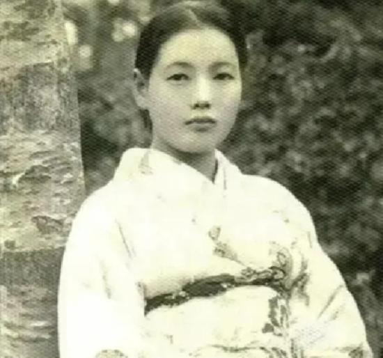 1978年，重庆江津白沙镇的乡间小院里，一名朴实的农村妇女正低头忙着喂猪。乡间小