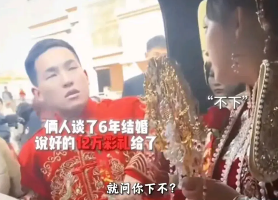 这应该是新郎的人生至暗时刻，估计以后再也不会相信爱情。谈了6年的感情，两人到了