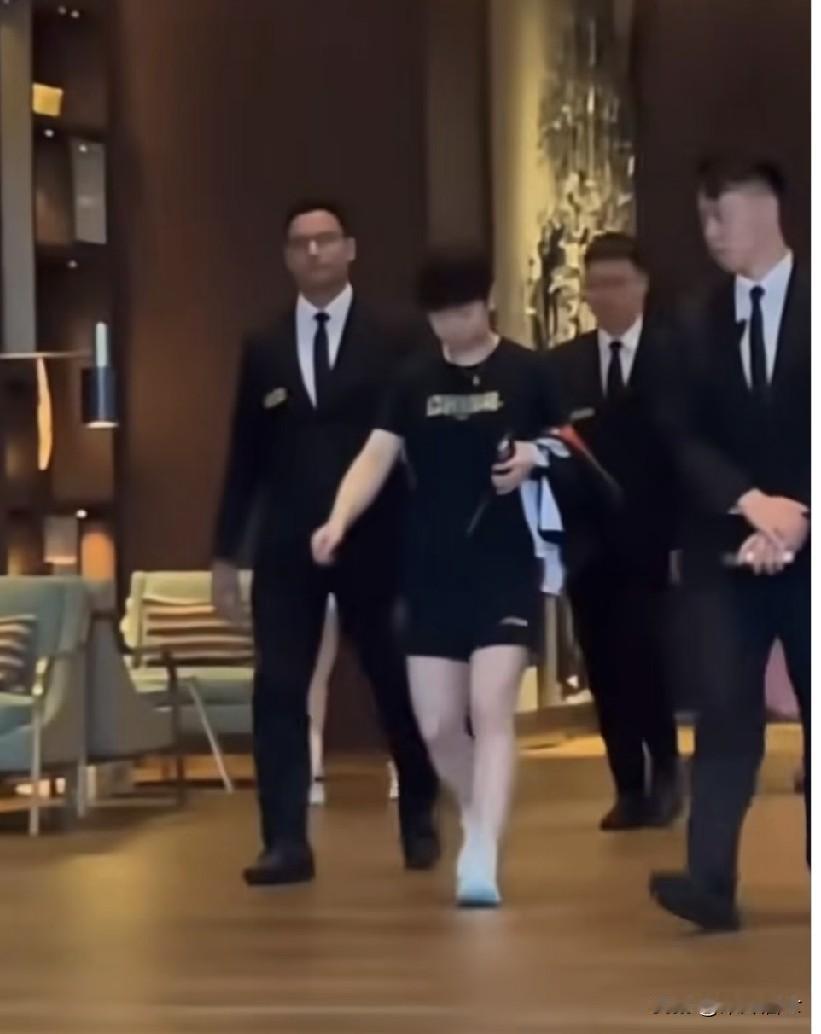 笑死我了！有人问:孙颖莎到了异国他乡怎么还有这么多粉丝围堵？每次出门都带好几个