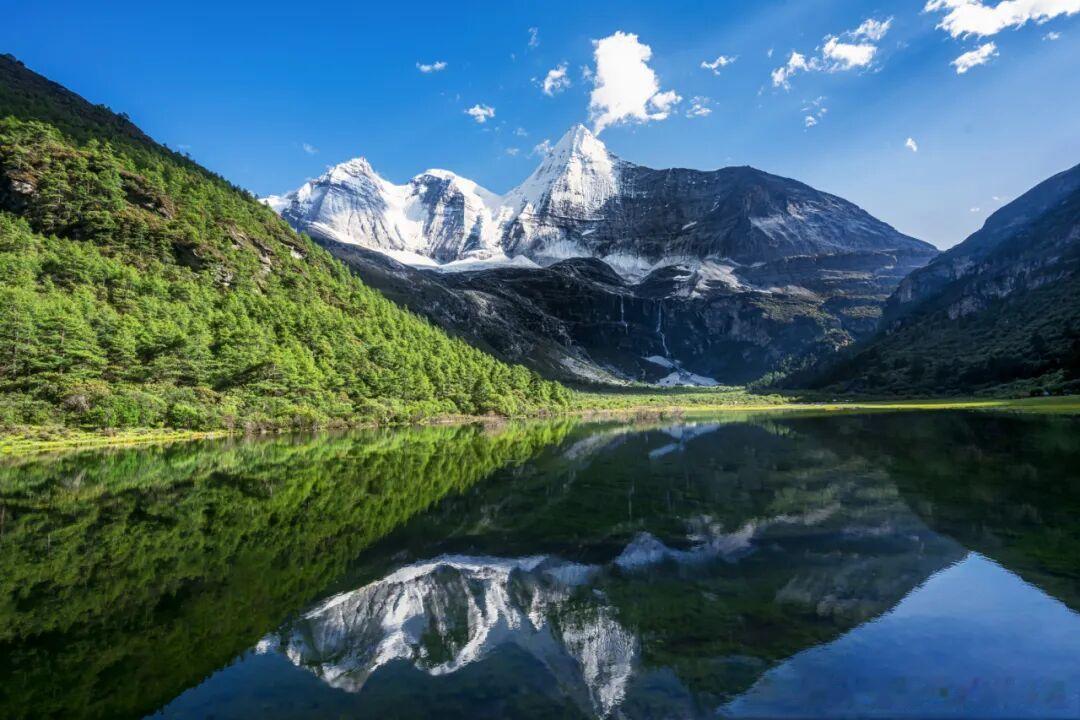 盛夏躲开城市热浪，奔赴稻城亚丁赴一场雪山之约。体力一般选短线，沿平缓木栈道看珍珠