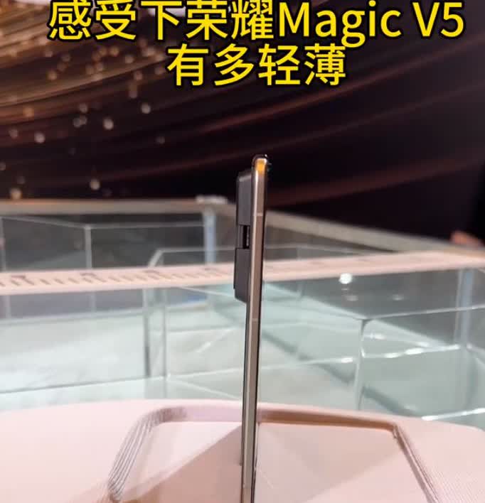 荣耀真会玩啊！搞了个水池，让荣耀MagicV5化身船帆，吹一口气，就能走老远，