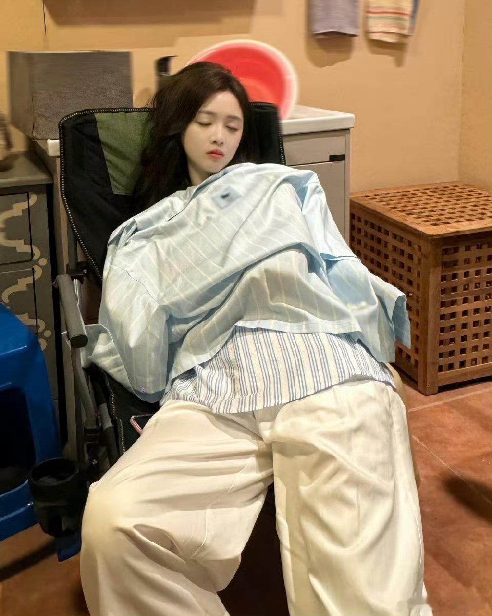 我上班时就吴宣仪这样真的太懂了，看吴宣仪就像看自己，忙到没空想玩，好不容易有空又