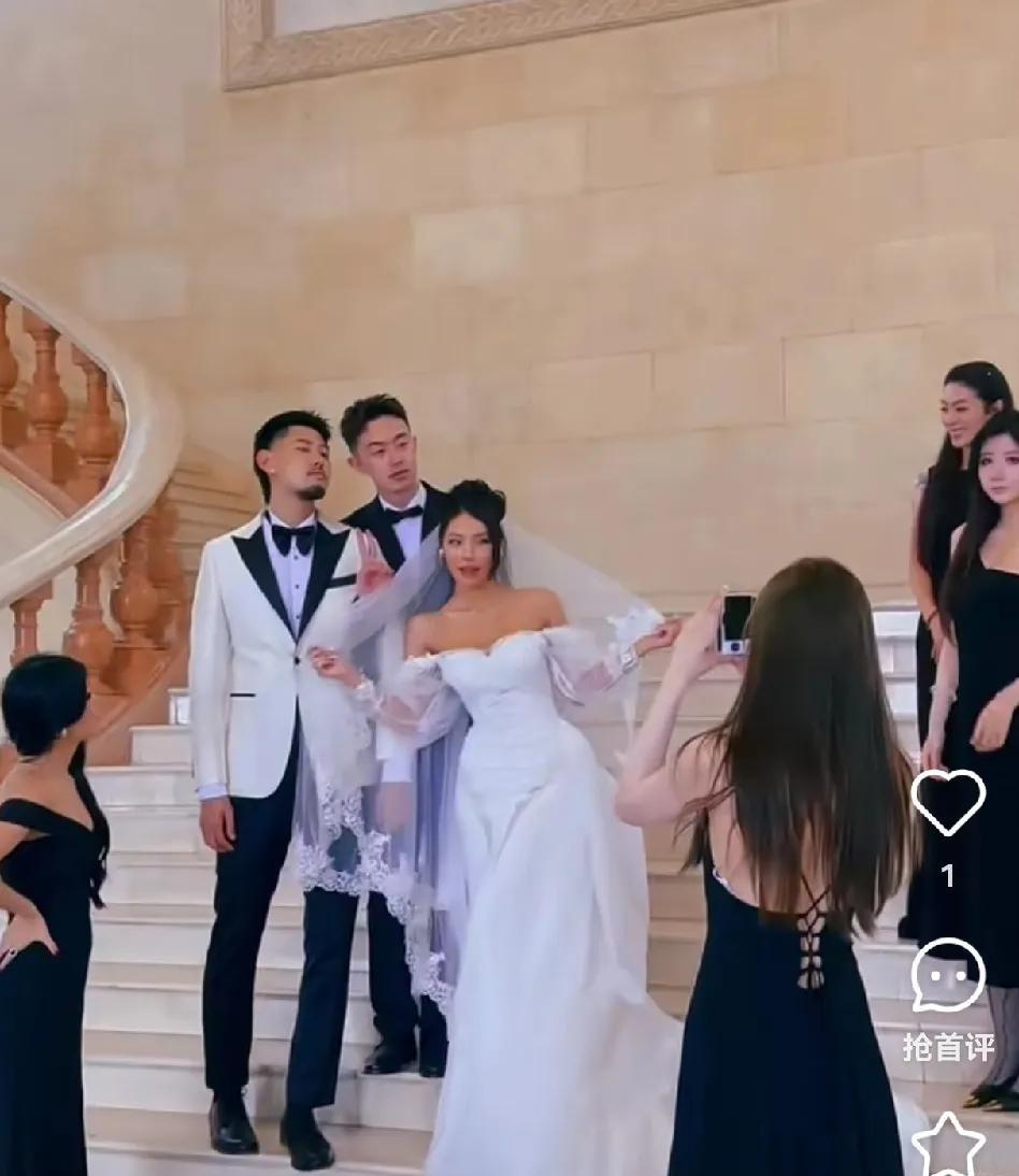 原来在北控和同曦男篮打球的孙思尧结婚了，好兄弟王少杰当伴郎！孙思尧和老婆与朱松