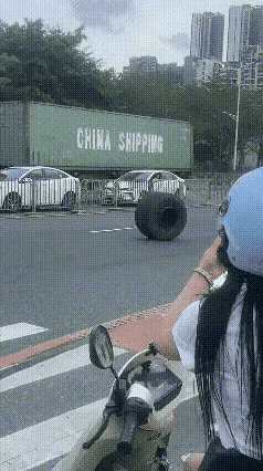 有人拿它当风景拍视频，而快递小哥却勇敢的冲上去制止，人的风格和品质境界真的是很大