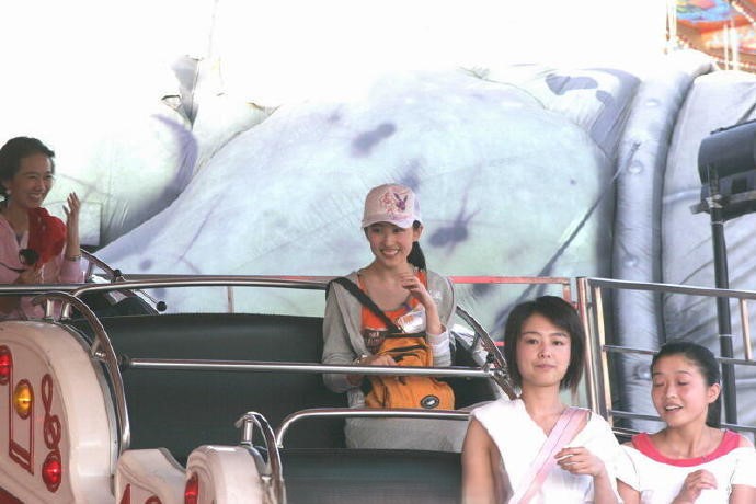 2003年左右，16岁的刘亦菲与北电同学同游嘉年华时被拍下多张日常照。她身穿简约