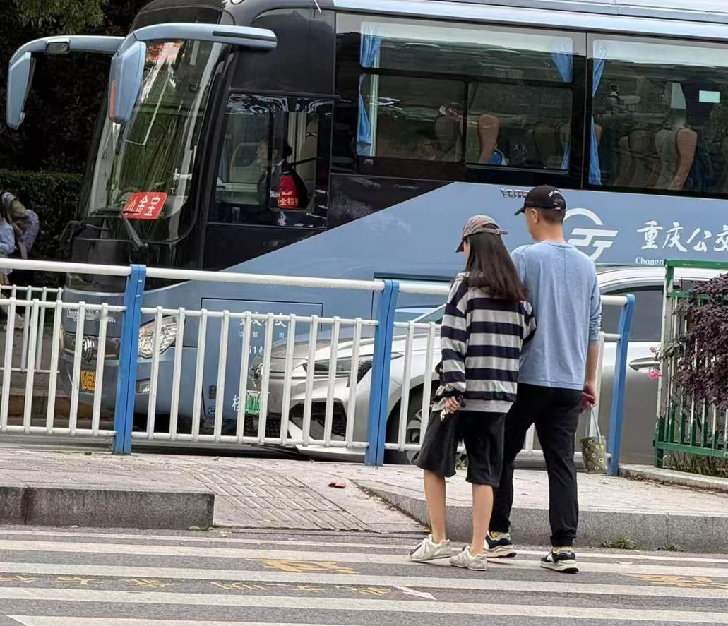 任重孙骁骁重庆街头又被偶遇了，两个人比想象中要幸福，每每被偶遇到的他们要么是手挽