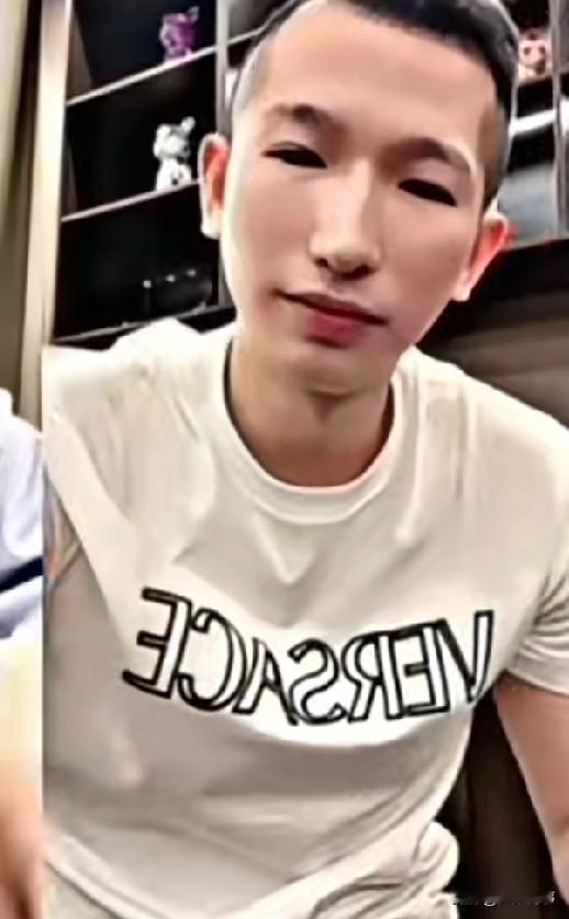 方丈挺佩服狗磊，自己分币没有也要请兄弟吃饭洗澡，洋洋洋现在没自信！