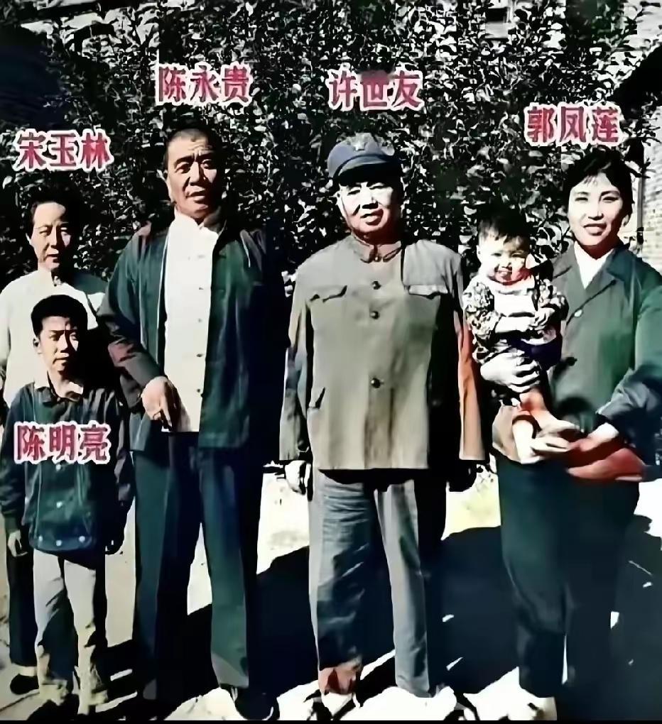 这张照片老照片拍摄于60年代，那时候农业学大寨，工业学大庆，开国上将许世友亲自到