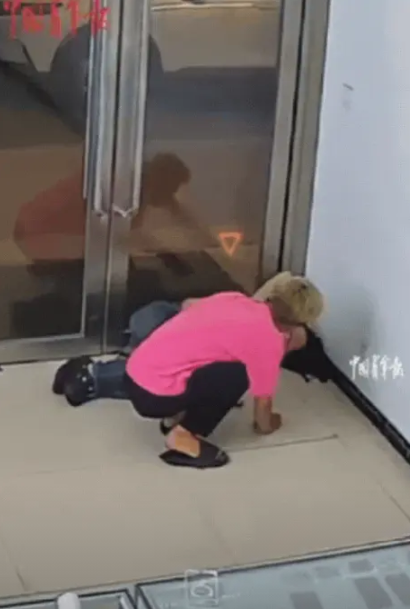 “解释不清了！”辽宁，一对情侣打闹玩，女生突然踢男生一脚，不料，男生转身就掐住女