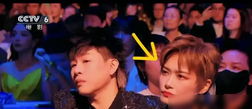 胡彦斌跟李宇春台下并排一坐，镜头扫过去，俩人都拉着脸，网友直接炸了：这是来参加晚会还是来讨债的？结果