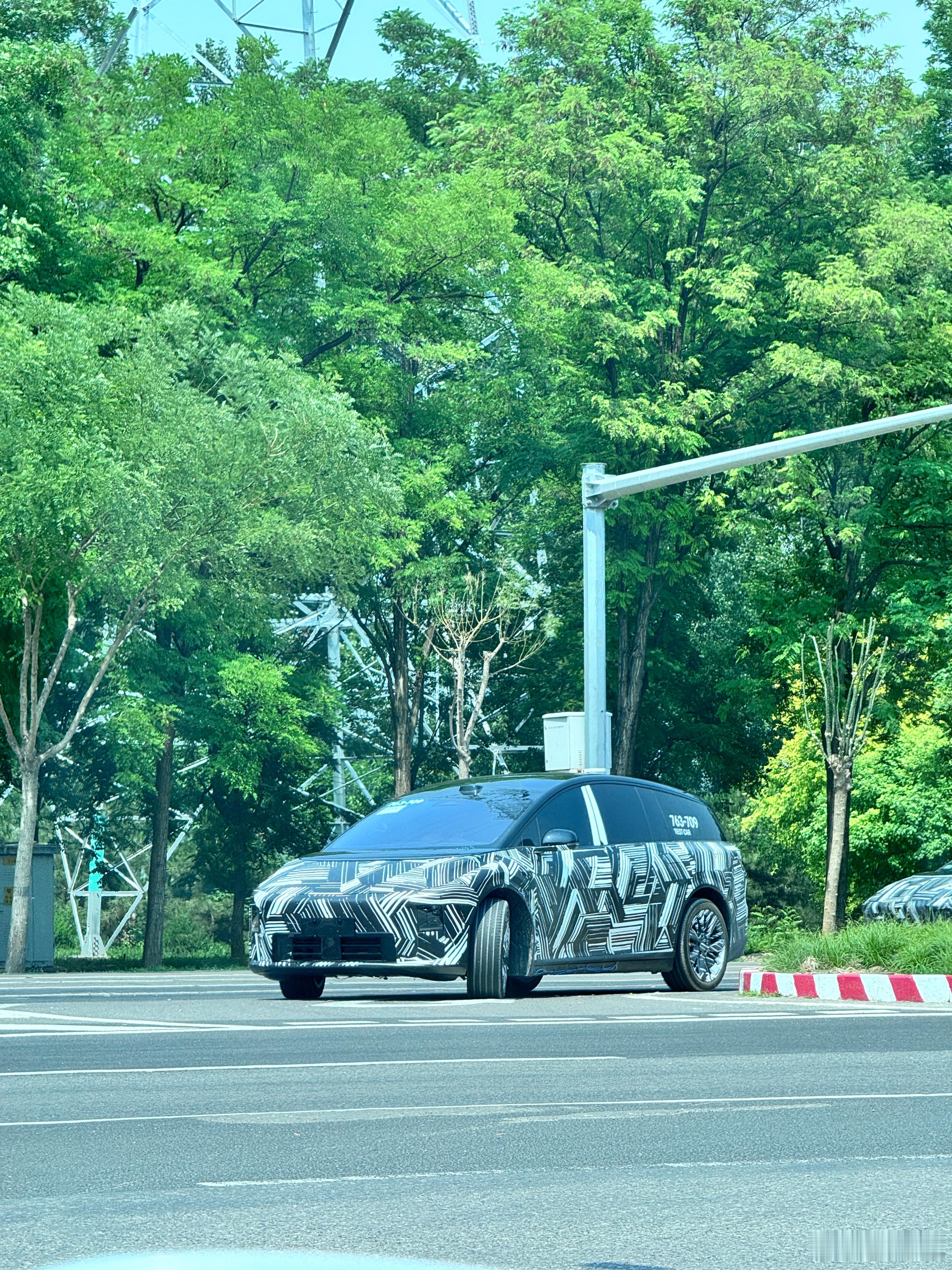 理想i8（六座）将于今年7月正式发布，理想i6（五座）将于9月发布。目前理想i8