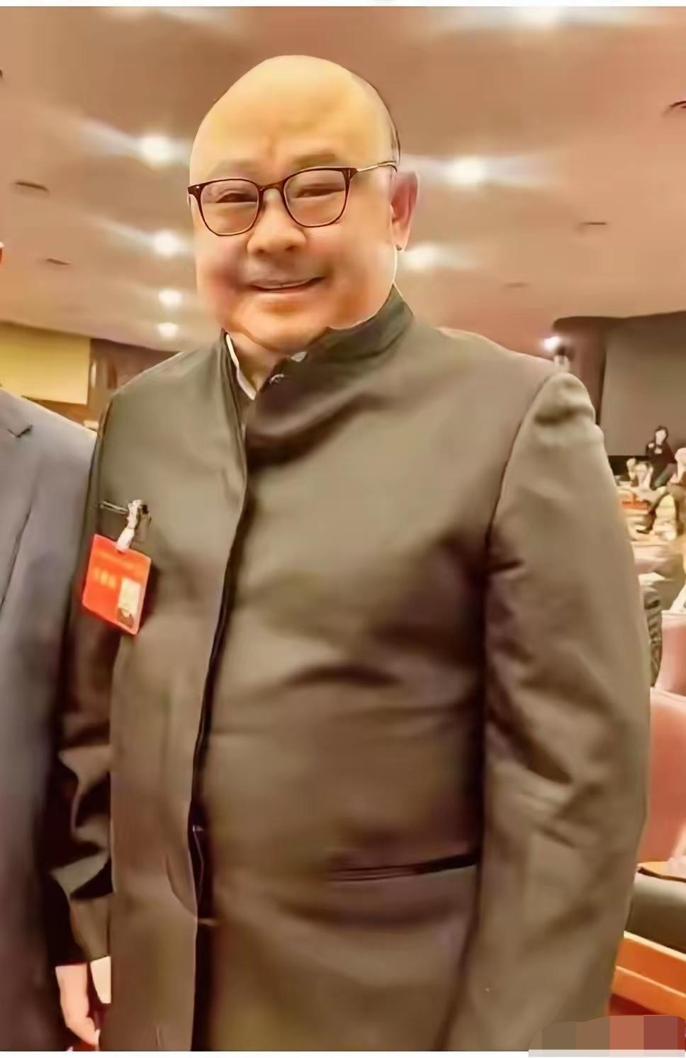 天呐，，五官虽然55岁看着像75岁，但他有出众的创作才华，又有难得的通透品性，不