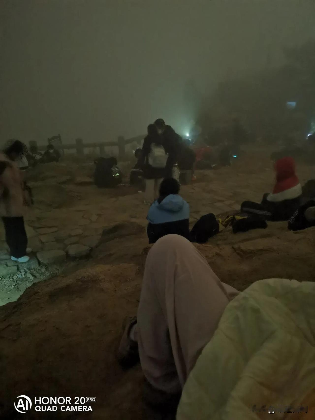 这就是夜爬泰山的窘迫！无尽的楼梯，永远爬不完，你买了便宜的水，谁知道上面还有