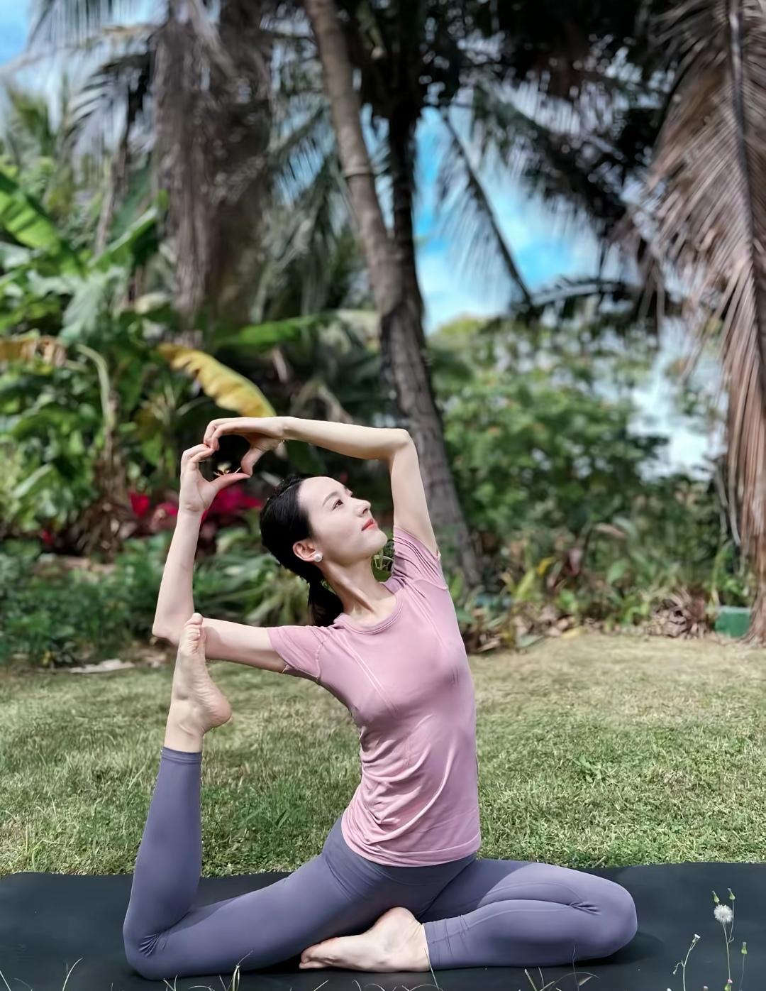 这位美女在户外做瑜伽，姿势优雅。