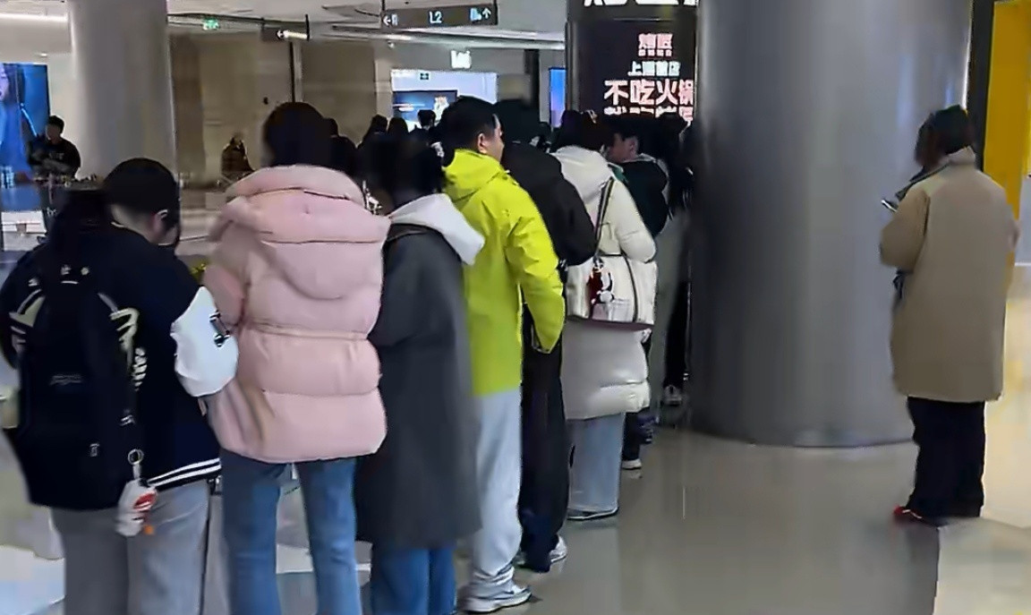 冲刺抢饭失败后需排13小时在上海吃个烤鱼，吃出了奥运百米决赛的阵仗！开业直接上演