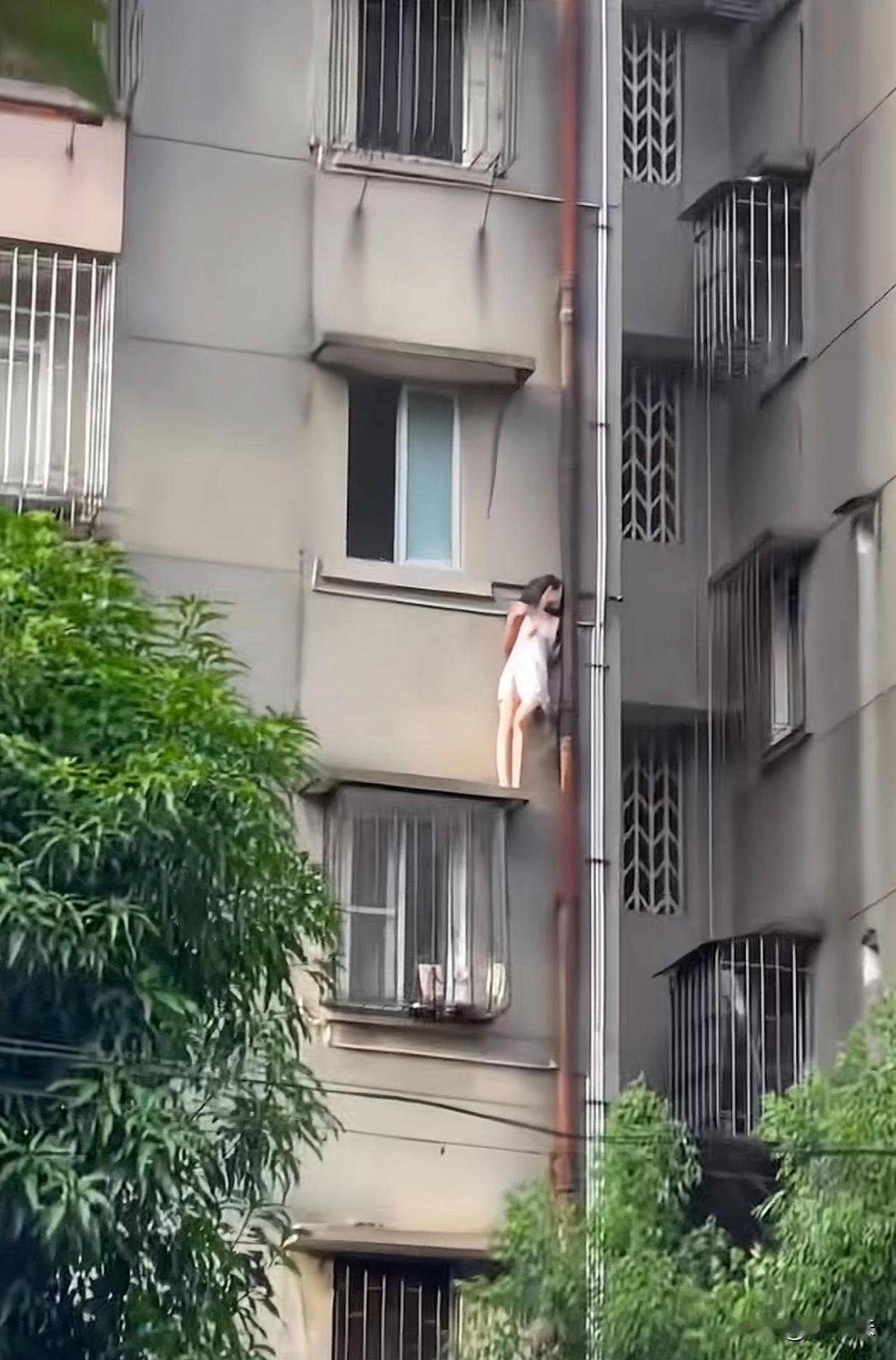 这美女咋好端端的站在这里，这也太危险了