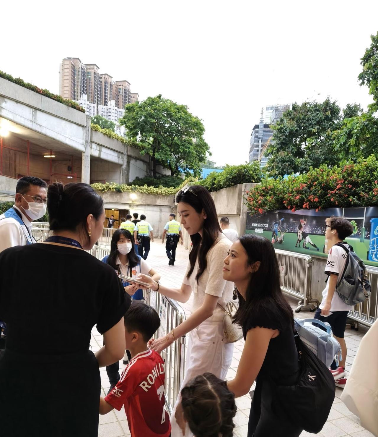 8月19日，C罗在香港比赛，赌王儿媳奚梦瑶携带儿子去观看，画面中，奚梦瑶穿白色休