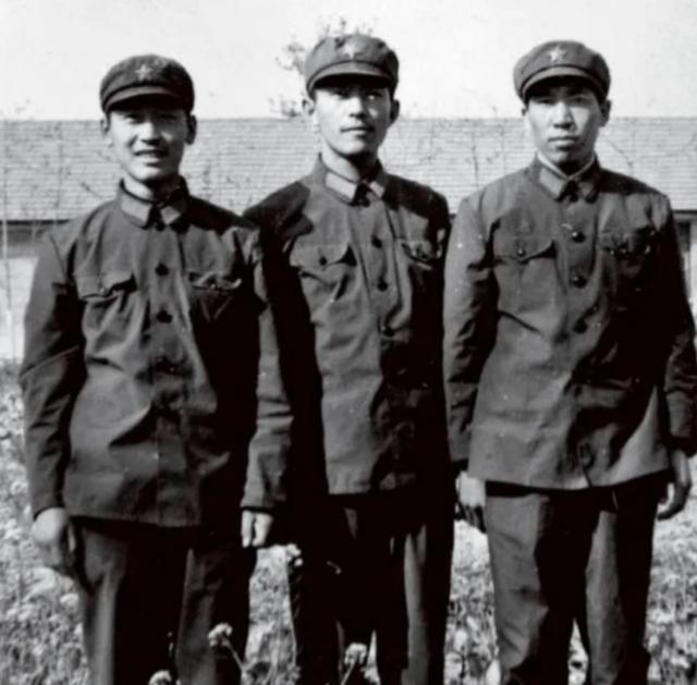 1981年底，提干失败的阎连科办好退伍证后回了老家嵩县。一天，他正在田里播种小麦