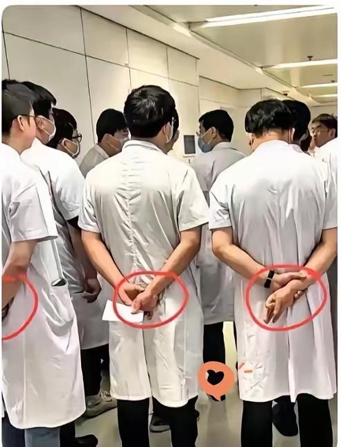 以前总觉得医生查房背着手是摆架子，看完照片我才懂，原来这么多年全想错了不知