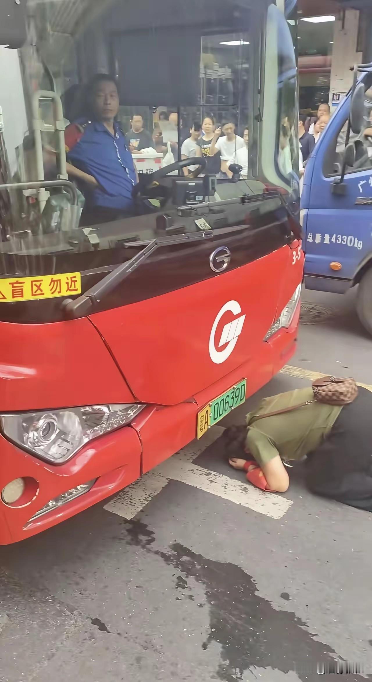 又是一年高考季，又有很多家长出来整活了！今天有个人妈妈跪在公交车前，不让通过，