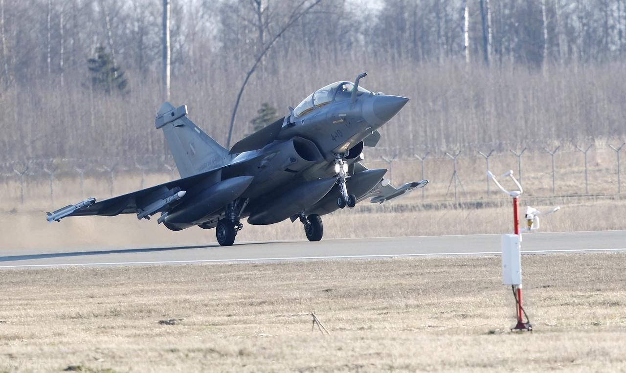 明有平价好用的F-16、成熟可靠的歼-10可选，越南全部视而不见，如今执意押注天价阵风！据法国多家防