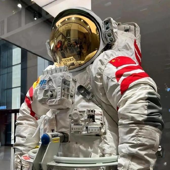 神舟20号载人飞船返回舱带回来的舱外航天服，也是人类在空间站帶回地球首套退役航天