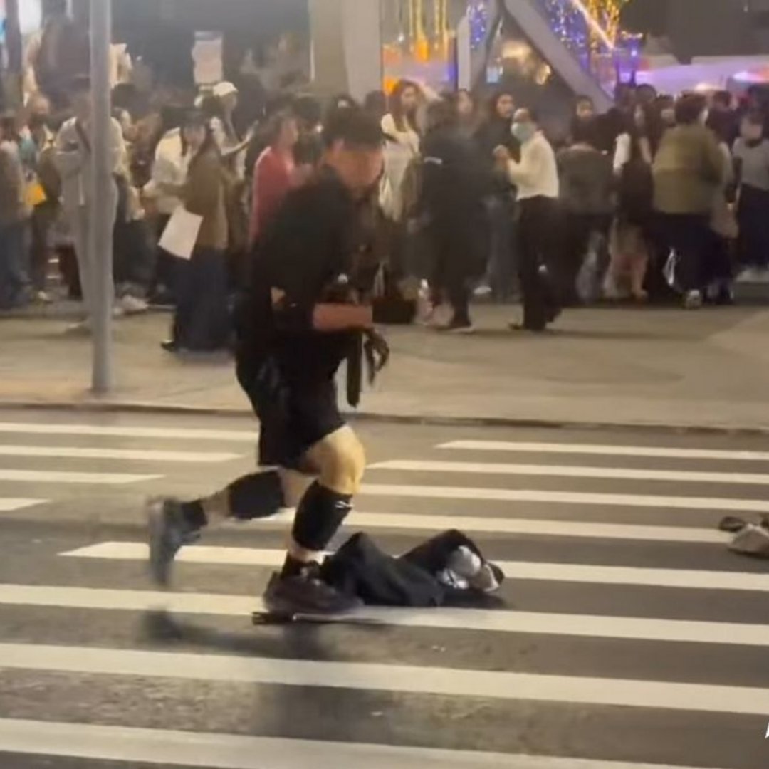 台北车站一受伤者等吃饭时被捅一刀一个少有的无差别杀人案，因为全程被拍到。¹刷到