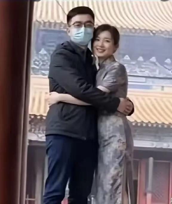 大家发现一个细节了吗？唐先生和三姐在一起的照片中，唐先生大多都是戴口罩的，而三姐