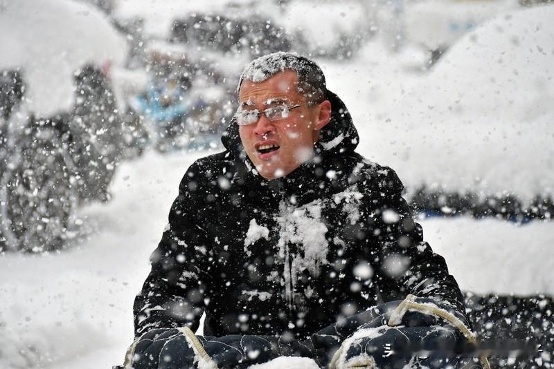 烟台暴雪下冒烟了烟台这暴雪“下冒烟”的景象，简直绝了！2026年1月10日起，