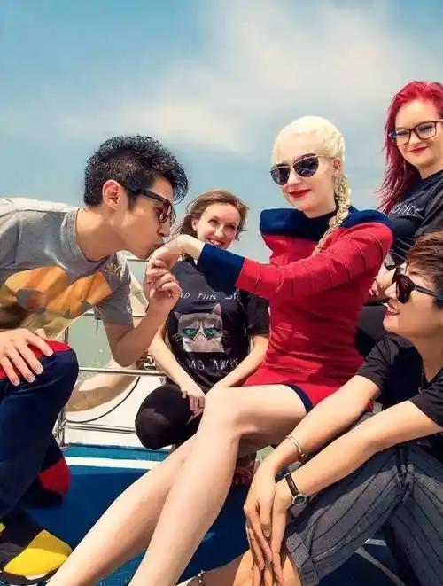 她当时中文比我好。却跑来跟我说：“撒老师，能跟你学中文吗？”2014年吉尼