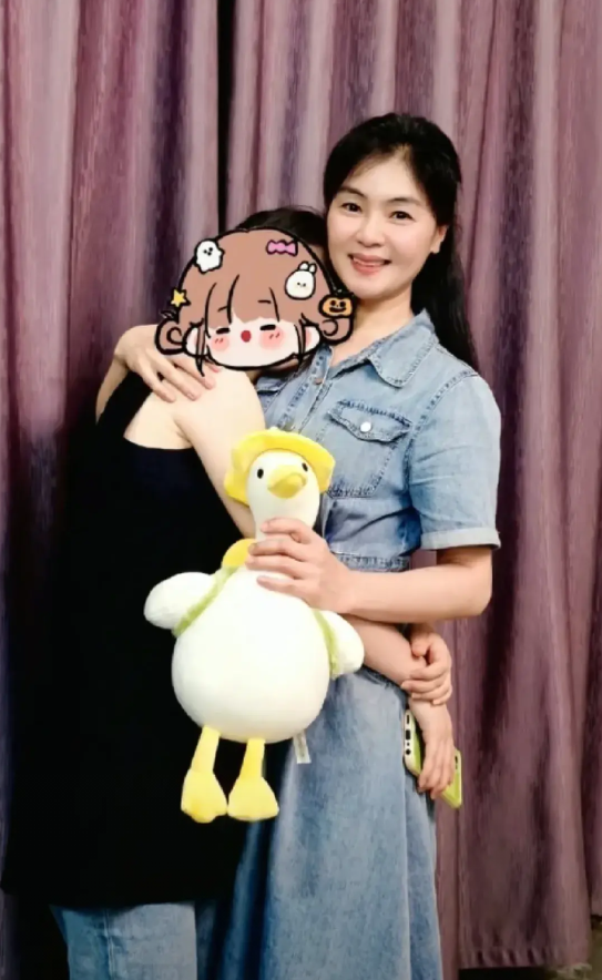 扁担女孩卖凉粉儿，副县长都来了，6月9日的高考结束后，扁担女孩第一时间在县城找了