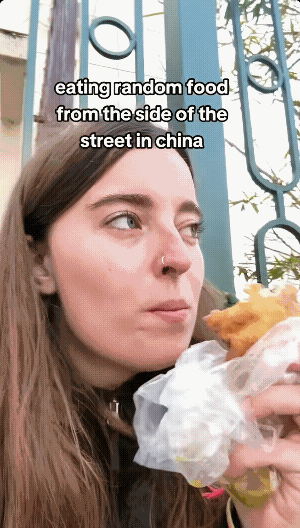 外国游客太感性，吃个韭菜盒子也能发出感慨，称其为最美的食物。起因是游客早晨酒店