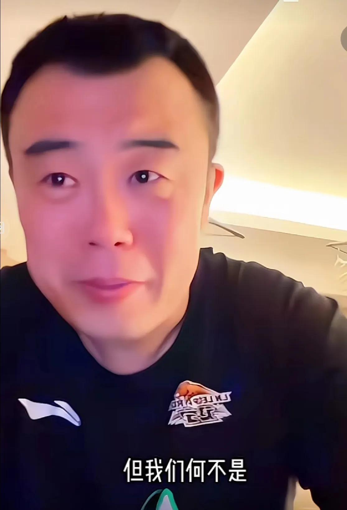 辽宁男篮出局，韩德君泪洒直播间：该向青春告个别，等俱乐部宣布退役。韩德君：去