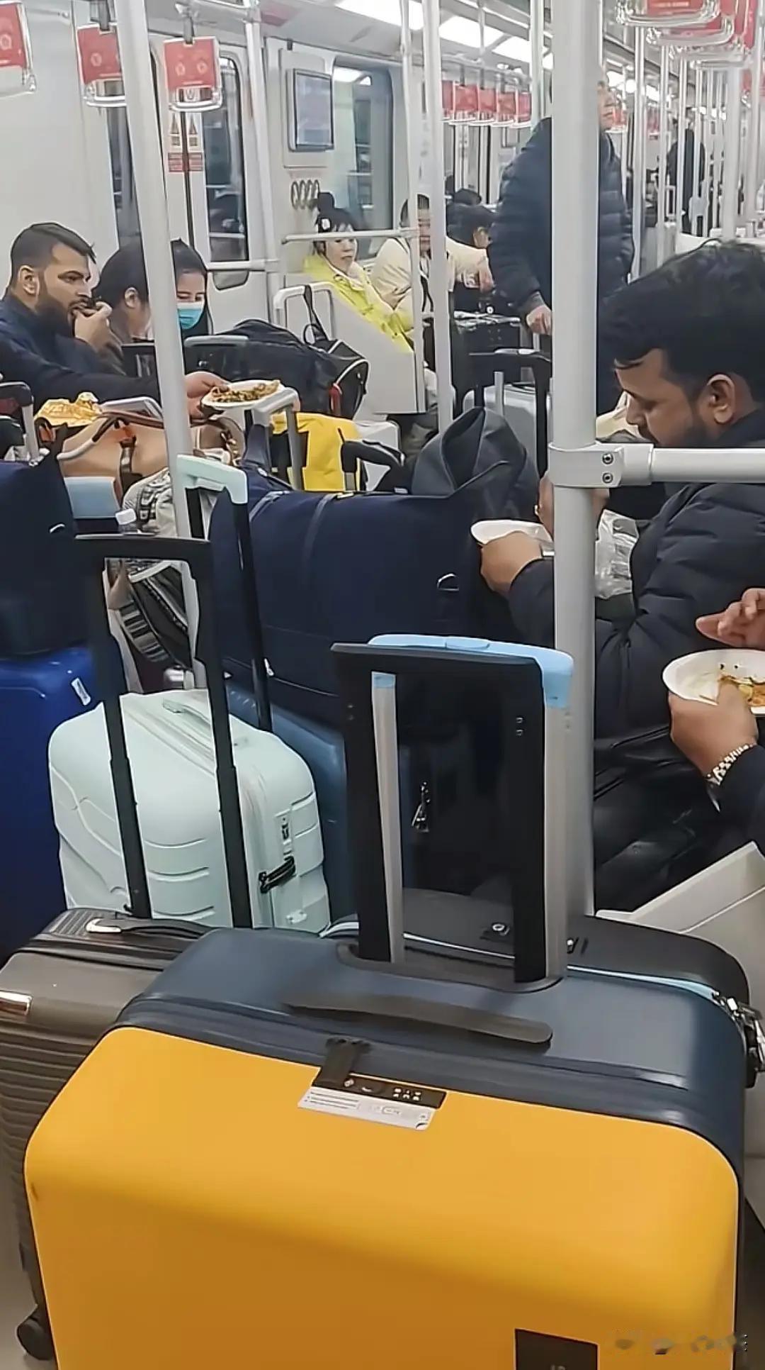印度人在上海地铁吃饭，在萧山机场坐轮椅，这让国人直观感受到了印度人的素质！为什么