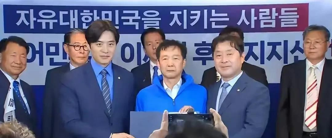 挺朴槿惠的民间组织转投在野党了啥情况！号称是挺朴槿惠的几