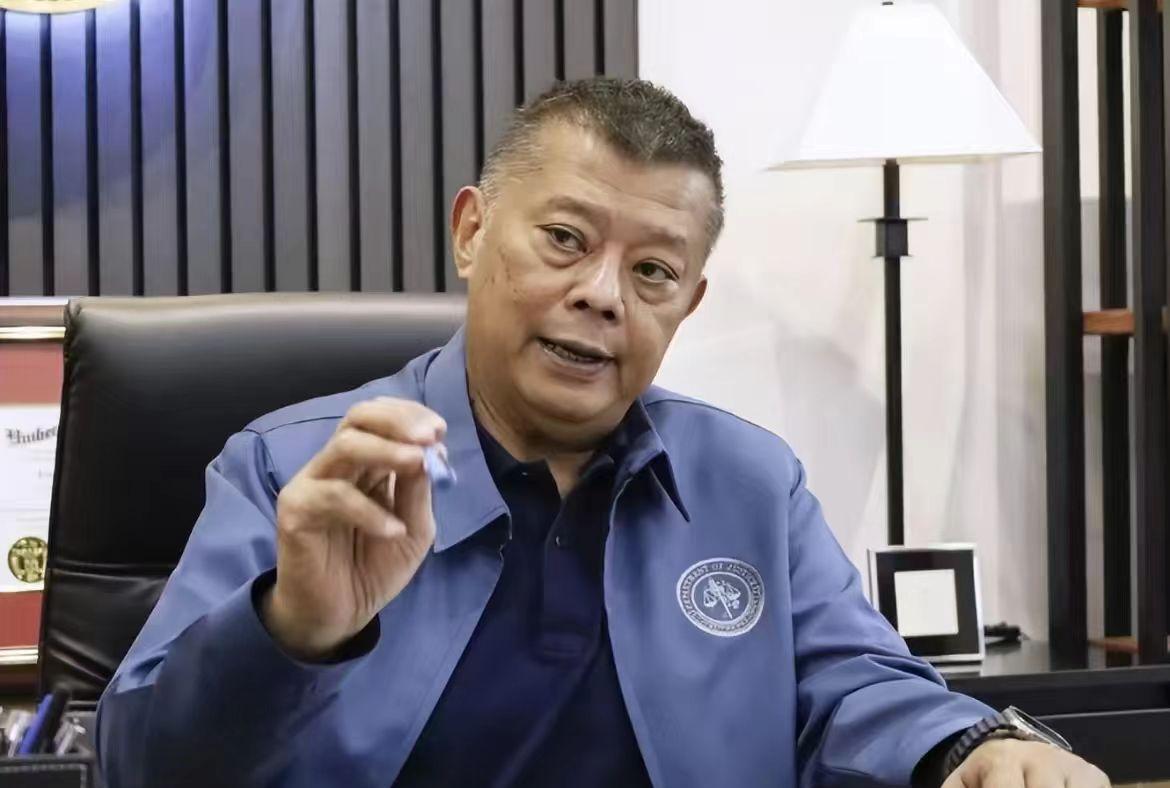 雷穆拉终于还是进了保险！6日，菲最高法院发言人称，已经向马科斯递交了7名申请入