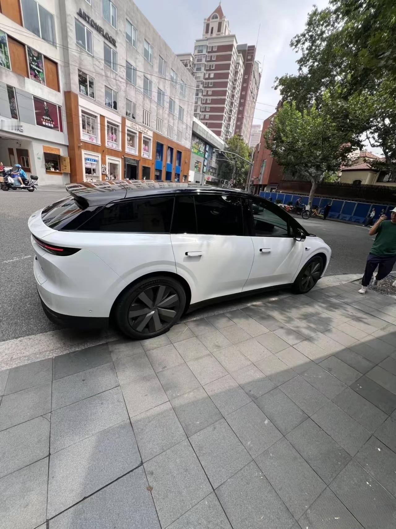 路人视角理想i6，和i8对比，我只能看出来D柱下溜幅度更大。据说空间和L7类似，