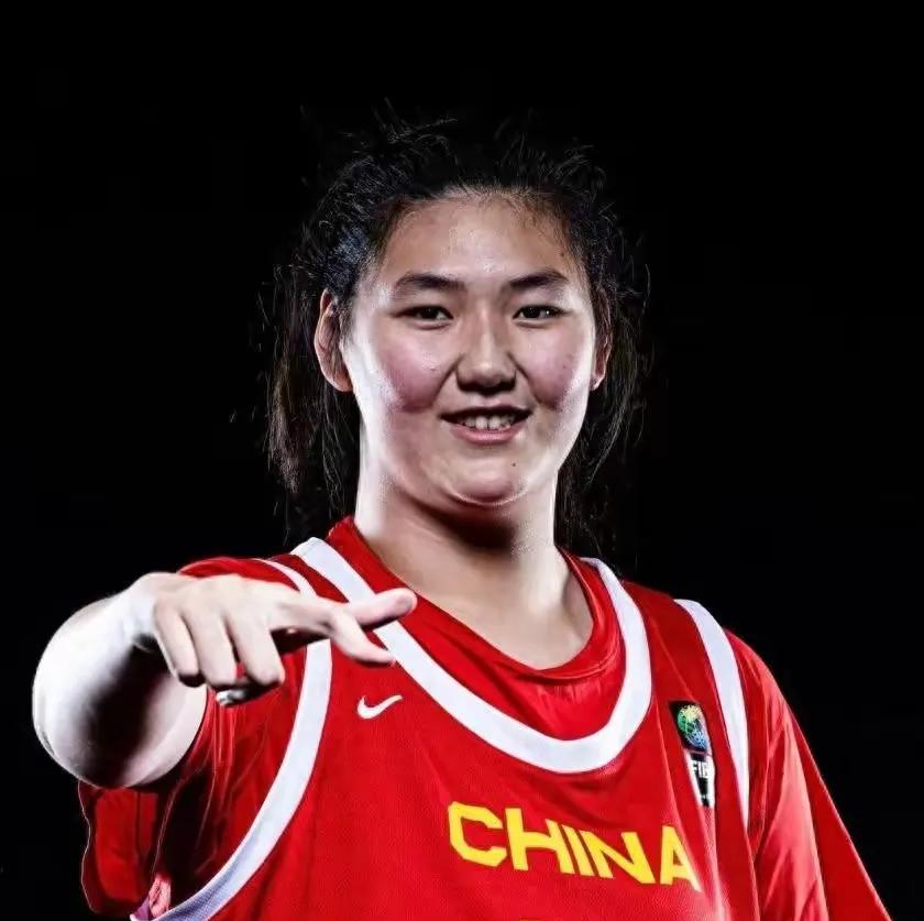 张子宇和刘禹彤的差距！毫无疑问，张子宇是当今世界最高大最壮硕的中锋，但她的能力还