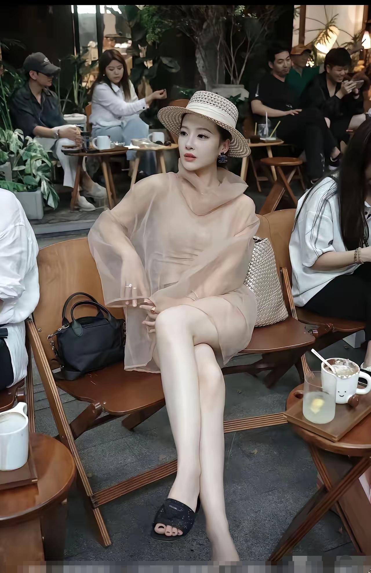 刚刚刷到的，不知道这个白的通透的美女是何方神圣。简直美的不可方物。看看人家这