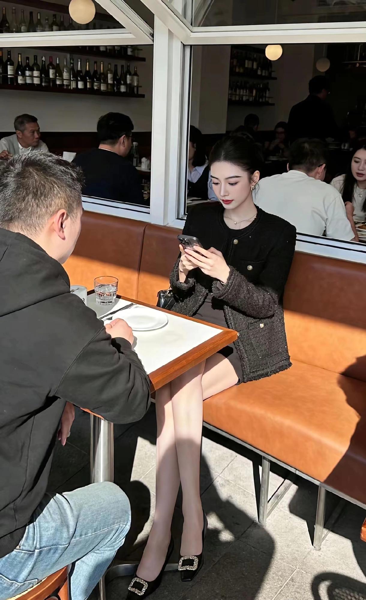 。在双方约会的时候，一个在玩手机，一个在大眼瞪小眼，这种局面是不是都凉了呀？