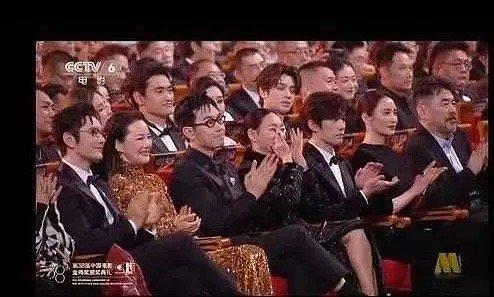 换位置了，易烊千玺和大鹏都坐在袁弘面前了，为了袁弘定律