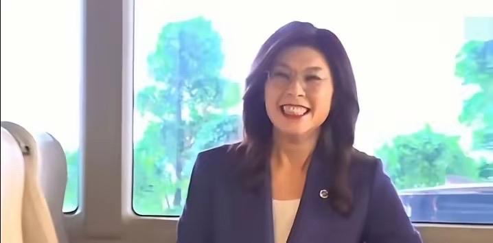 郑丽文今天十点多率领团队搭车前往人民大会堂。郑丽文是不到十点半左右出现在饭店大