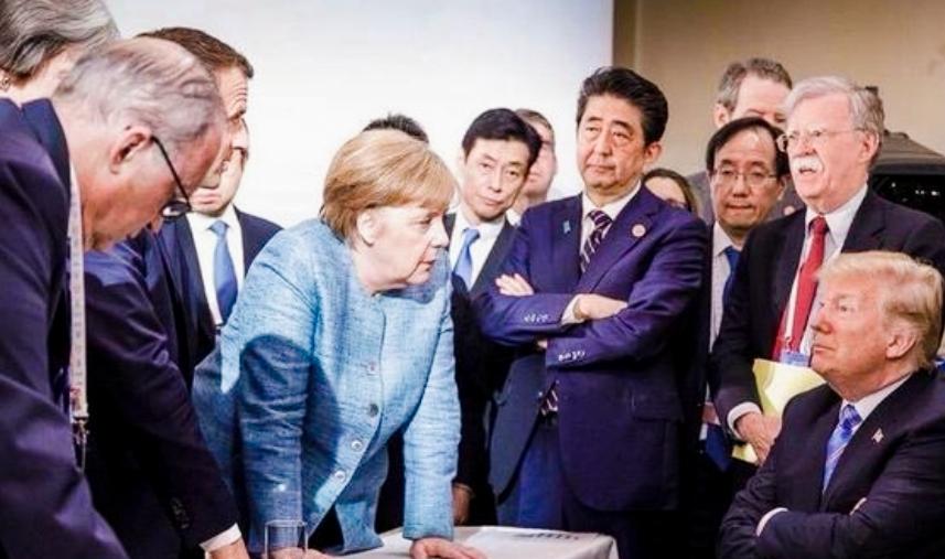 默克尔强大的气势和高市早苗谄媚的笑，是不是形成了鲜明的对比！两位作为各自国家的