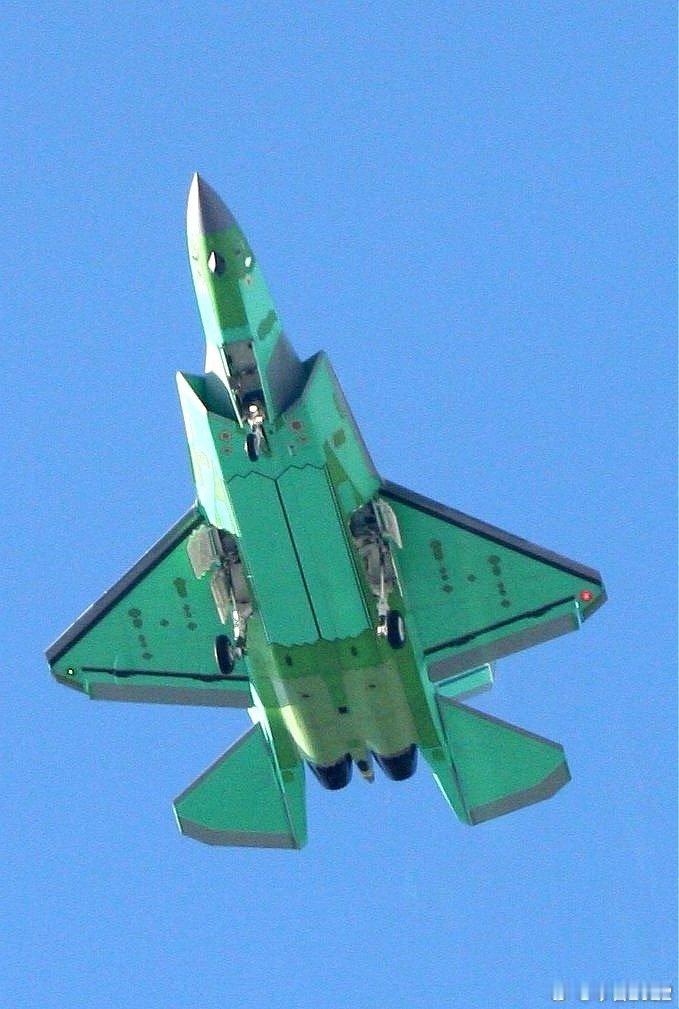 海空双飞！歼35新年第一飞J35基本上都实装了EOTS，那意味着肯定也承担对面攻