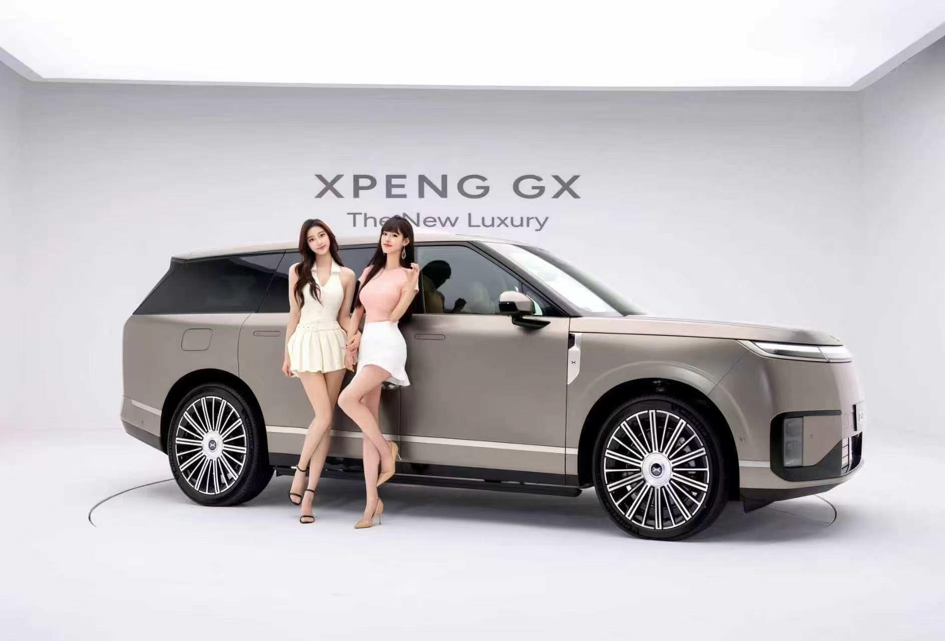 已知：小鹏GX车高180cm求：这两位小姐姐身高。