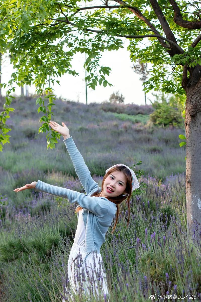 属鼠注定的缘分是谁属牛人属鼠人注定缘分是属牛人。在十二生肖当中，鼠与牛之间存在六