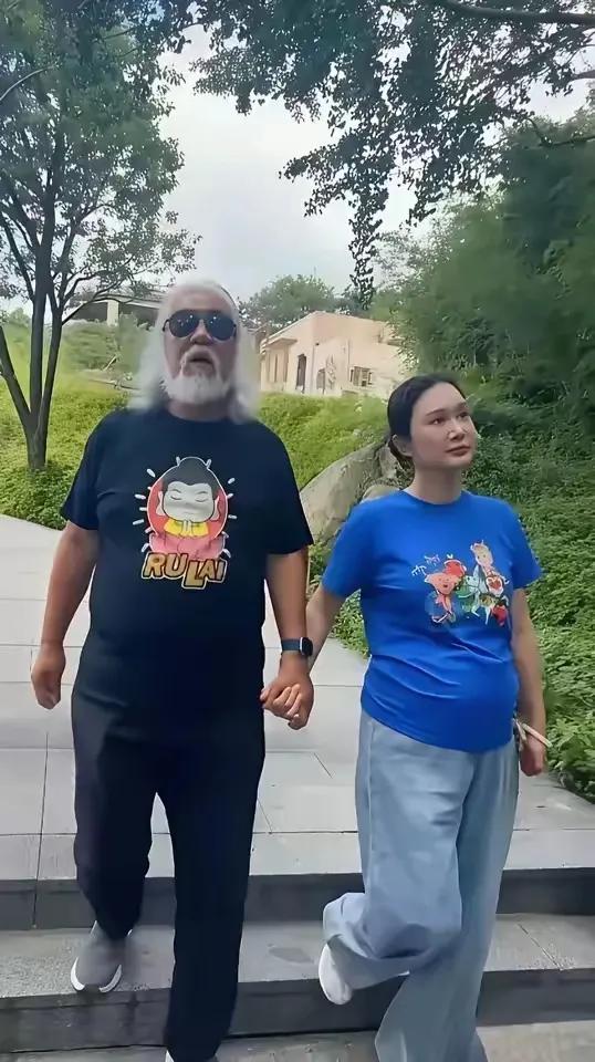 杜星霖真努力，已经发展到跟张纪中走在一起没有丝毫违和感的程度了！她发福的身材和普